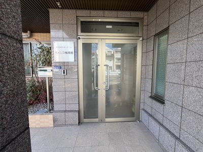 ガラスドアの入口