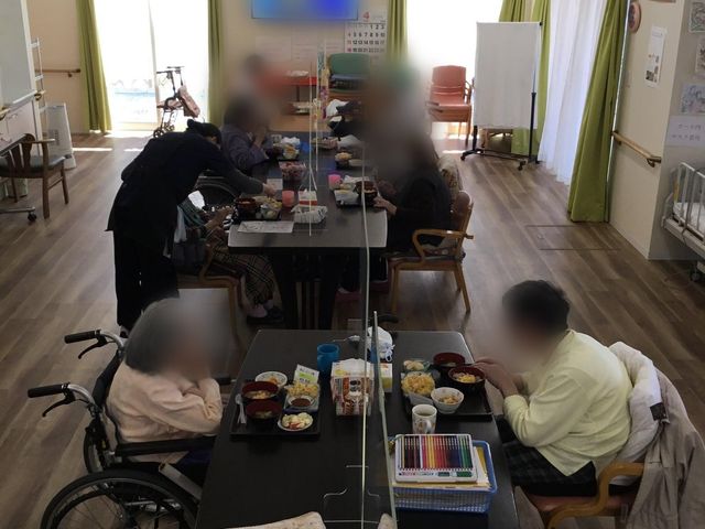 食事を楽しむラウンジ ラウンジ 日差しが差し込む明るいラウンジで、和気あいあいとした雰囲気の中、食事を楽しまれています。