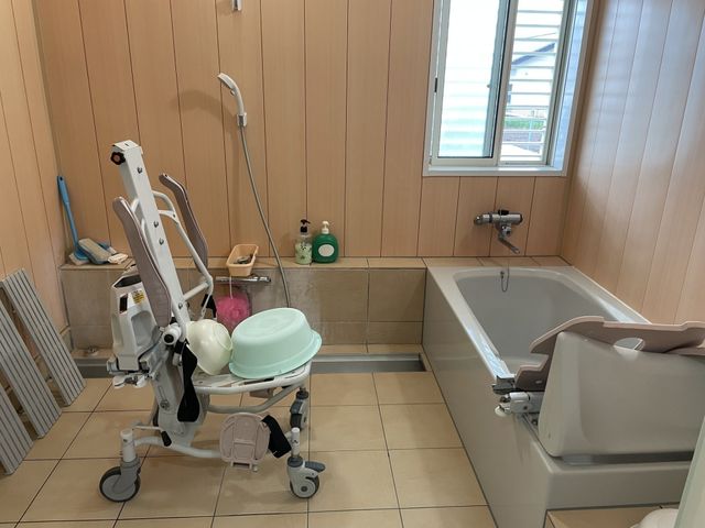 機能的なお風呂場 浴室 自然光が差し込む明るい浴室です。介助用の設備が整っており、安心してご利用いただけます。