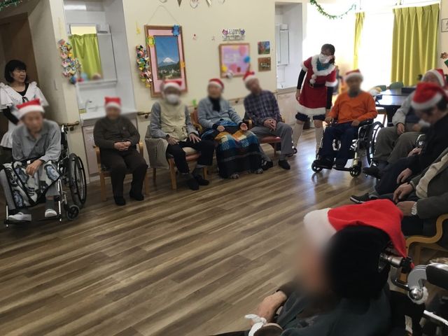 クリスマスの集まり ラウンジ 広々としたスペースで、参加者が談笑しながらクリスマスイベントを楽しんでいます。座り心地の良い椅子が並んでいます。