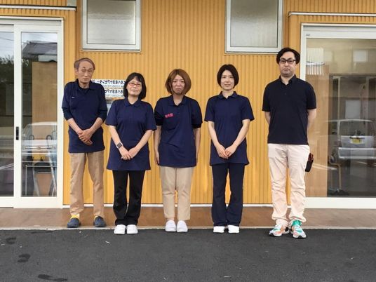 スタッフが並ぶ玄関前  