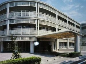 円形の建物外観  
