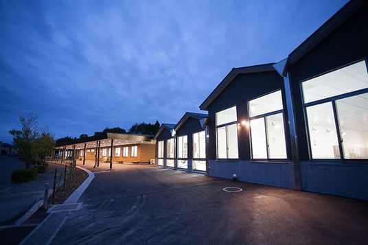広々とした夜の外観
