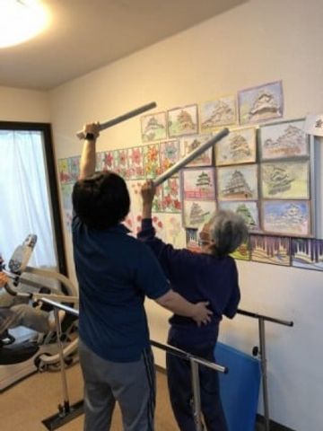 運動指導の様子 機能訓練室 明るい空間で、利用者とスタッフが楽しく運動に取り組んでいます。やる気を引き出す環境です。
