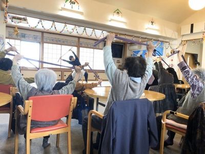 体操を行う高齢者の多目的室
