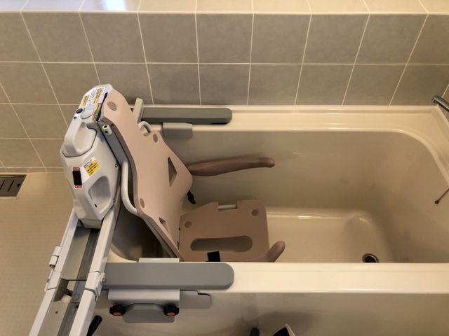 介護用バスチェア付き浴室 浴室 安全で快適な入浴のための介護用バスチェア付きです。温かみのある空間でリラックスできます。