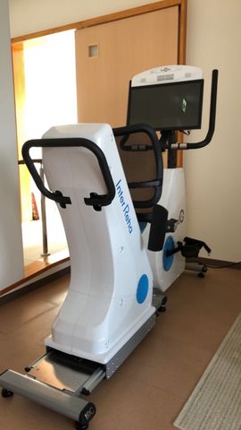 機能訓練室の器具 機能訓練室 先進的なトレーニング器具が設置されている部屋です。スタッフと共に安心して訓練が行えます。