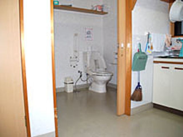 設備が整ったトイレ トイレ 広々とした清潔なトイレです。使いやすさを考慮した設計が魅力です。