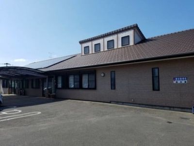 日差しが降り注ぐ外観