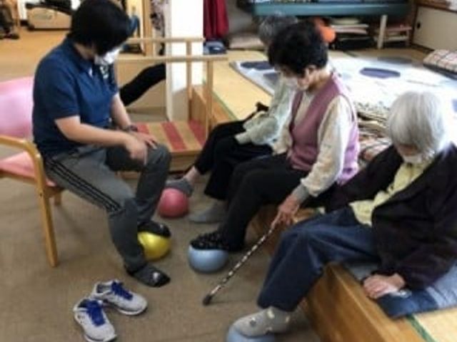 体操中の機能訓練室 機能訓練室 明るい空間で行われる体操は、利用者の健康を支えます。笑顔で交流が生まれる機能訓練室です。