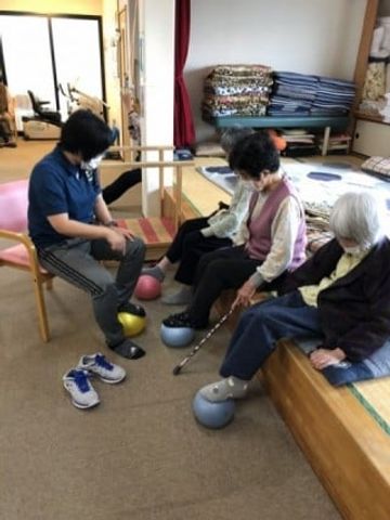 体操中の機能訓練室 機能訓練室 明るい空間で行われる体操は、利用者の健康を支えます。笑顔で交流が生まれる機能訓練室です。