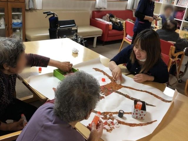 和やかな共同作業の空間 ラウンジ   明るいラウンジで、皆さんが和やかに共同作業に取り組んでいます。リラックスできる環境です。