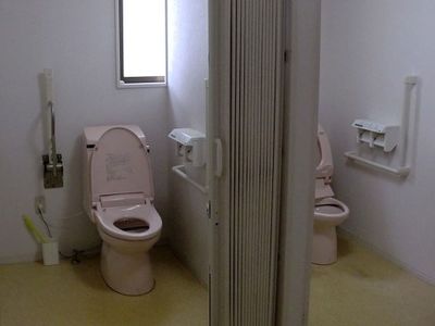 手すり付き清潔なトイレ
