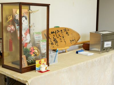 和風の装飾が施されたカウンター