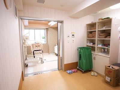 明るく清潔な浴室入口