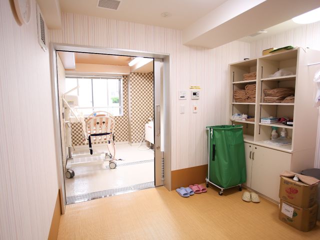 明るく清潔な浴室入口