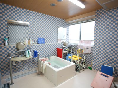 明るい広々とした浴室