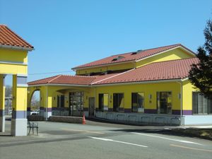 黄色い建物の外観  