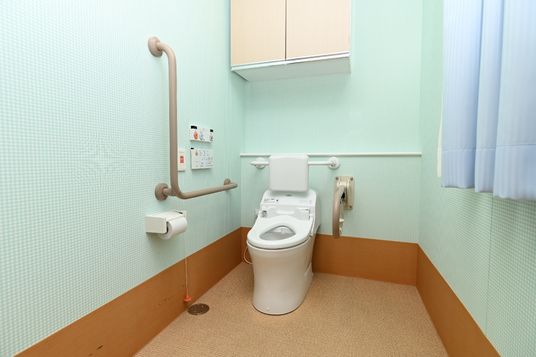 バリアフリー設計のトイレ