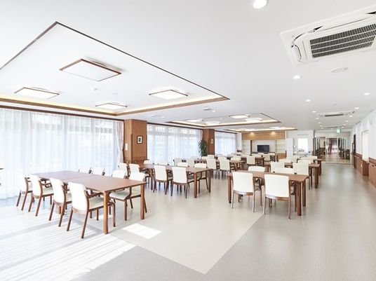 広々とした明るい食堂