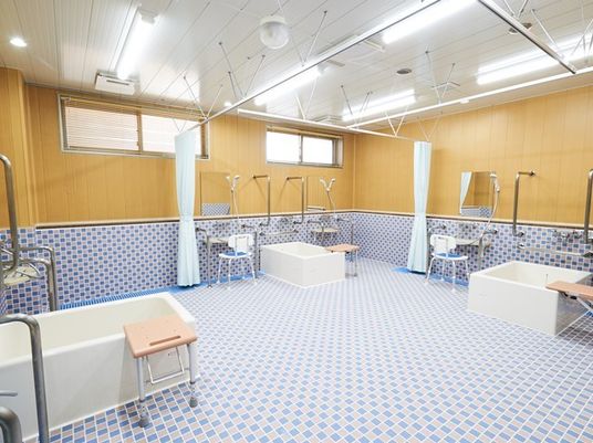 広々とした清潔な浴室