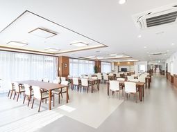 広々とした明るい食堂