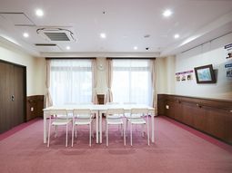 ゆとりある明るい多目的室