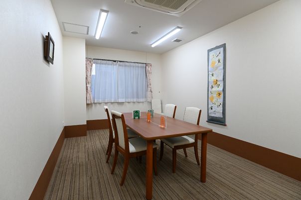 和風掛け軸のある会議室