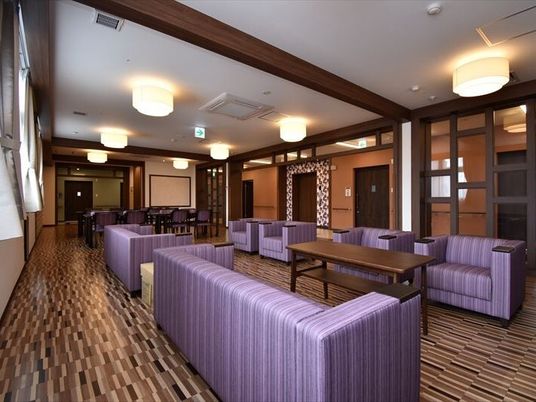 紫色のソファが並ぶラウンジ