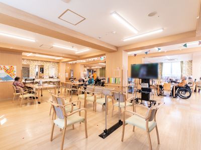 広々とした明るい食堂空間