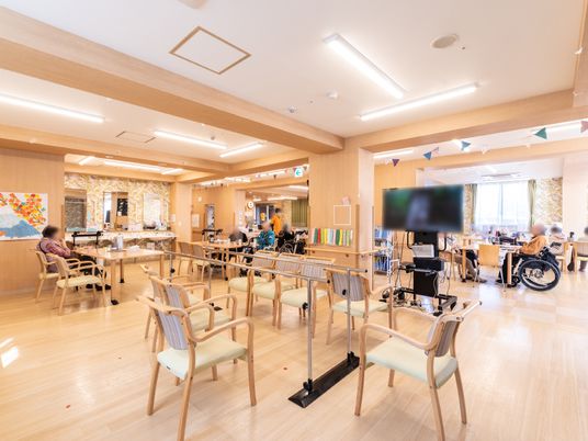 広々とした明るい食堂空間