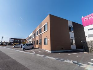 茶色の建物の外観