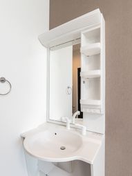 清潔な洗面台と鏡