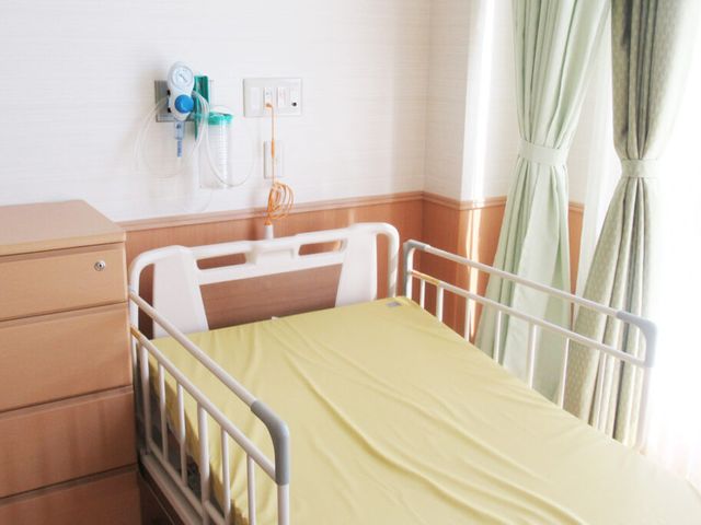 やさしい光が入る居室 居室 大きな窓から自然光が差し込む明るい個室です。快適に過ごせるよう設備が整っています。