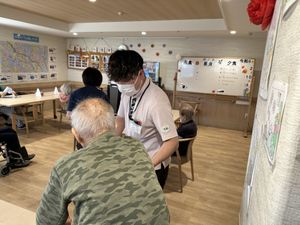ケアの様子を見るスタッフ