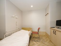 シンプルな居室の様子