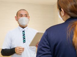 会話するスタッフ二人