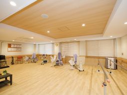 機能訓練室の明るい空間