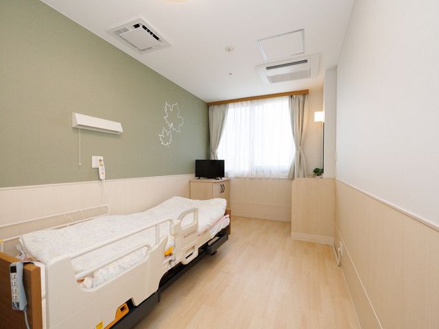 快適な居室の一例 居室 清潔感あふれる明るい居室です。個々のニーズに合わせた生活空間で、ゆったりとお過ごしいただけます。
