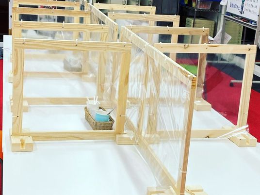 手作りの仕切りが並ぶ多目的室  