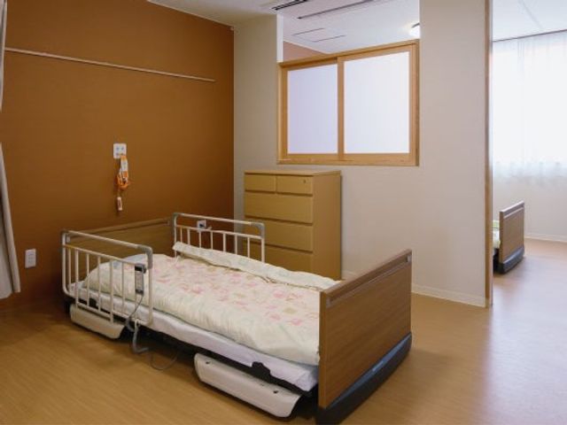 広々とした居室 居室 温かみのある木目調の床の居室は、自然光が心地よく差し込み、落ち着いた雰囲気です。