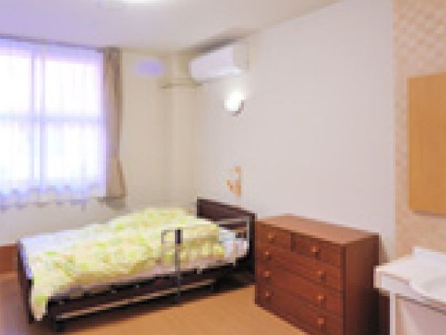 静かな寝室 居室 暖かい色調でまとめられた静かでプライベートな空間です。リラックスした時間を過ごせます。