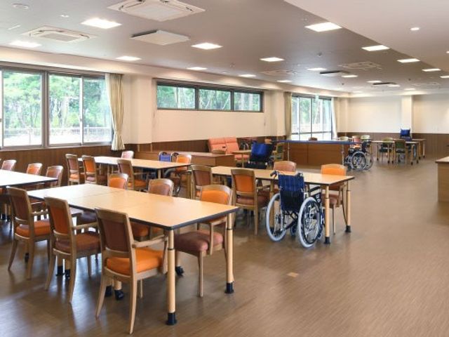 窓の多いダイニングルーム ダイニングルーム   広々とした空間で、自然光が差し込む明るいダイニングルームです。車椅子にも優しい設計です。