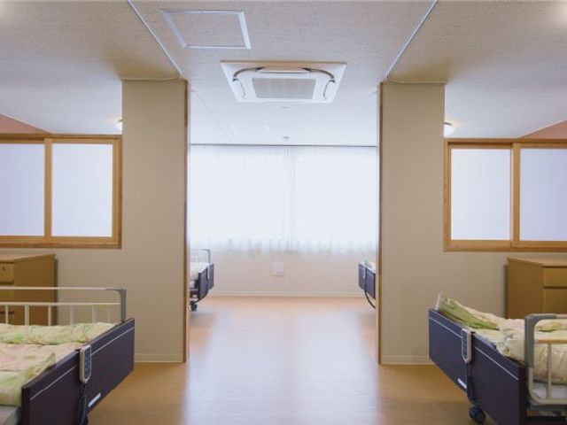 広々とした居室 居室 ベッドが配置され、快適な生活を支える広々とした空間です。自然光が差し込み、明るい雰囲気が魅力です。