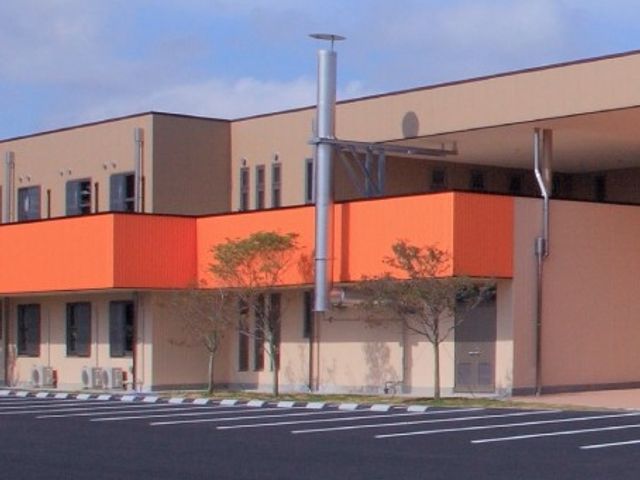 広々とした建物の外観 外観 広々とした駐車場を備えたモダンな外観です。快適な環境で働くことができます。