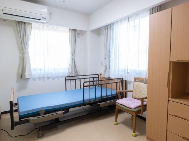 清潔な個室居室 居室 使い勝手を考えたシンプルな個室です。光が差し込む窓辺には、ゆっくりとくつろげる椅子が配されています。