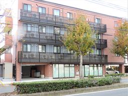 街中に佇む3階建ての建物