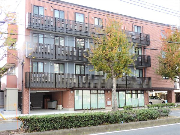 街中に佇む3階建ての建物