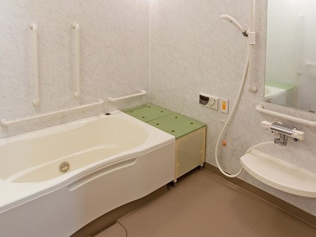 バリアフリー浴室設備 浴室 手すり付きの清潔な浴室です。安全に配慮された設計で、安心してお使いいただけます。