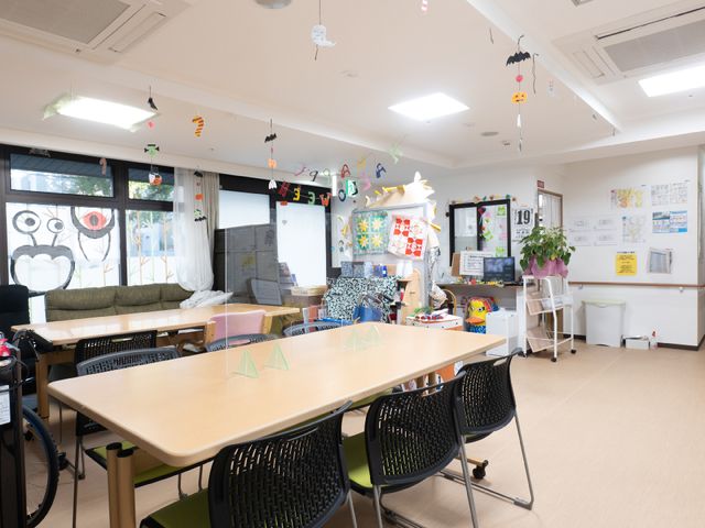 多機能空間の居室 共有スペース カラフルな装飾と共に、ゆったりと憩いの時間を過ごせるラウンジです。様々な娯楽設備も整っており、心地よいコミュニティスペースとなっています。